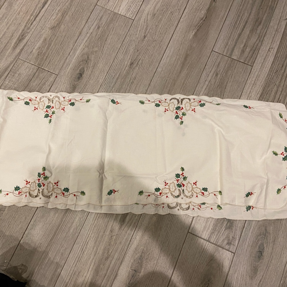 Holiday table runner, 4 place mats and napkins two holly placemats